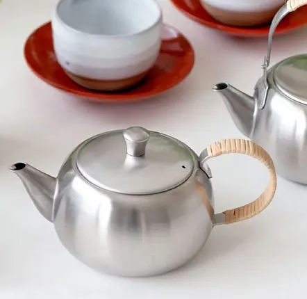Accessoires thé et café - Théière avec un manche en rotin sur le côté, équipé d’un filtre à l’intérieur en acier inoxydable / YOSHIKAWA - ABINGPLUS