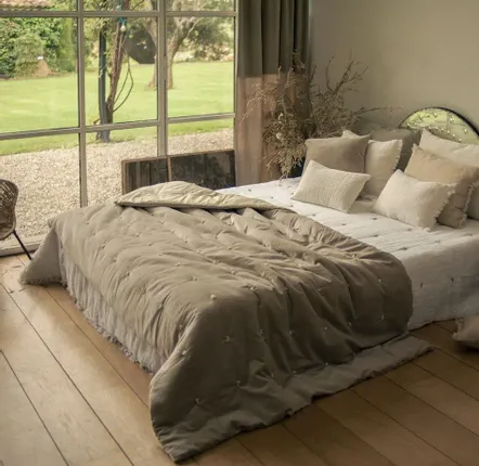 Linge de lit - LYRIC Courtepointe 140x240 cm LYRIC BEIGE - EN FIL D'INDIENNE...