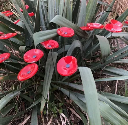Accessoires de jardinage - Petite fleur ronde en verre de couleur rouge - CARNEOL GLASS