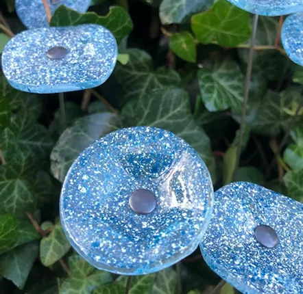 Accessoires de jardinage - Petite fleur en verre turquoise et blanche pour l'extérieur. - CARNEOL GLASS