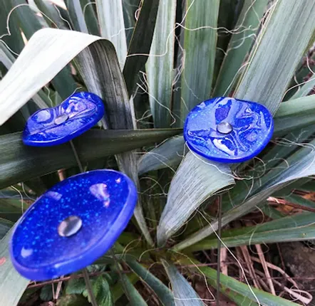 Accessoires de jardinage - Petite fleur ronde en verre de couleur bleu foncé, bleu clair - CARNEOL GLASS