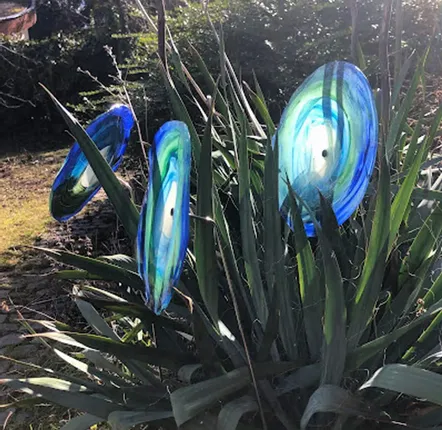 Accessoires de jardinage - Fleur en verre tourbillonnante bleu-vert foncé (18 cm, tige de 50 cm) - CARNEOL GLASS