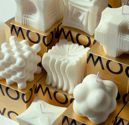 Candles - Scented sculptural Candle - packed in a golden gift box - WOOSM