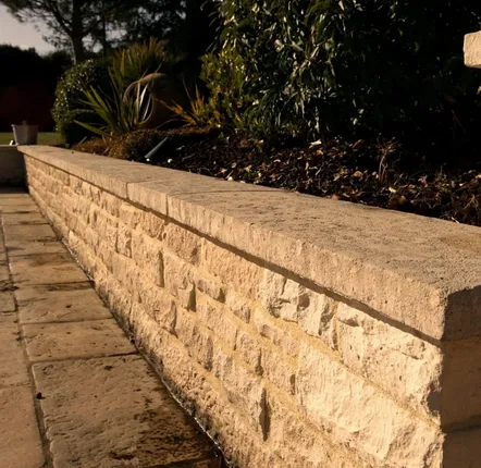 Outdoor space equipments - Aged striped wall top - LIGERIO