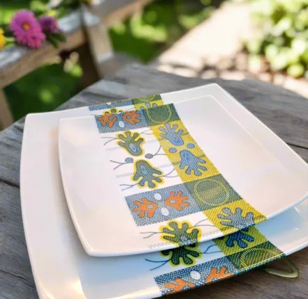 Cadeaux - Coffret de 12 assiettes carrées en porcelaine, motif Ton pied Mon pied coloré - KEMI HOME ART