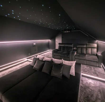 Settees - Private cinema room in the attic - MYCINÉ