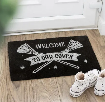 Tapis - Paillasson noir « Bienvenue dans notre coven » - SOMETHING DIFFERENT WHOLESALE