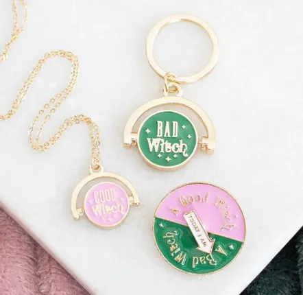 Ornements - Ensemble de 18 accessoires de jeu de société « Quelle sorcière êtes-vous ? » présentés en vitrine - SOMETHING DIFFERENT WHOLESALE EUROPE BV