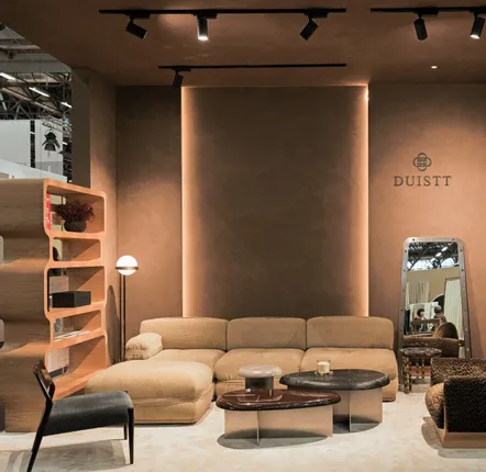 Chaises pour collectivités - Bossa Fauteuil design salon bas, assise tissu, pieds bois massif laqué - DUISTT