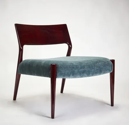 Chaises pour collectivités - Bossa Fauteuil design salon bas, assise tissu, pieds bois massif laqué - DUISTT