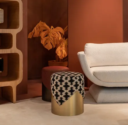 Stools for hospitalities & contracts - Lune V round Pouf in brass Base and COM - DUISTT