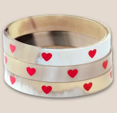 Bijoux - Bracelet Corne 10mm Coeurs Rouge 35 - JOLIE JULIE