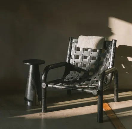 Lounge chairs for hospitalities & contracts - Ginga Lounge Leather Armchair in Black Solid sandbrushed Oak, Portugal - DUISTT