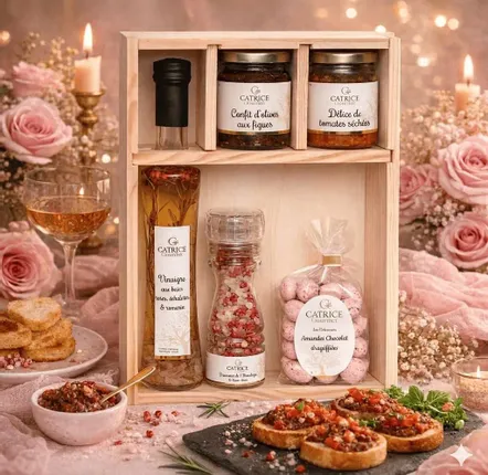Épicerie fine - COFFRET bois Pink Gourmet Délice de tomates séchées 80g Confit d'olives aux figues 100g Vinaigre aux baies roses, échalotes & romarin Bouteille originale 20cl Diamants de l'Himalaya & baies roses Petit moulin 100g Amandes chocolat dragéifiées 150g Coff... - CATRICE GOURMET