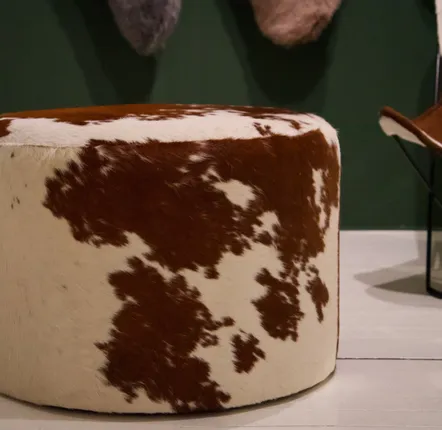 Assises pour bureau - Grand pouf circulaire en peau de vache - ECUIRA