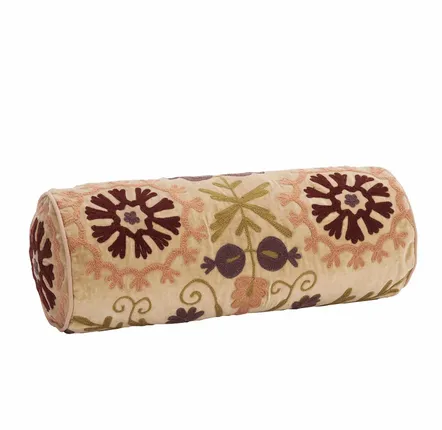 Couettes et oreillers  - Coussin de renfort en velours brodé de Suzani - MADAM STOLTZ