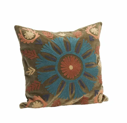 Couettes et oreillers  - Housse de coussin en velours brodée de Suzani - MADAM STOLTZ