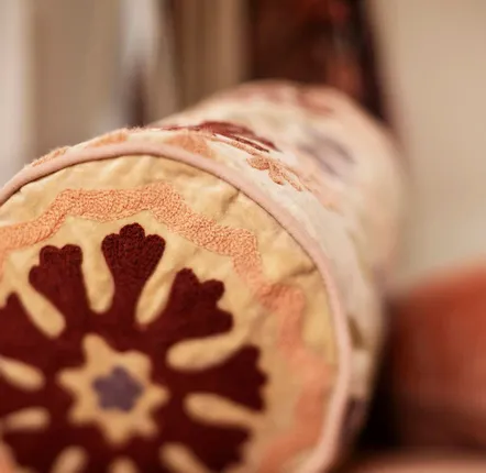 Couettes et oreillers  - Coussin de renfort en velours brodé de Suzani - MADAM STOLTZ