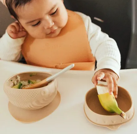 Children's mealtime - Roll & Lock Silicone Bib-Toffee - MINIWARE AB