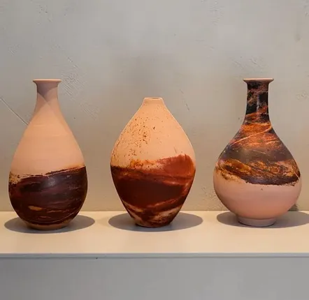 Poterie - Vase en porcelaine Arita cuit au feu Saggar — Collection Shuhari - JOHN MAC CERAMICS