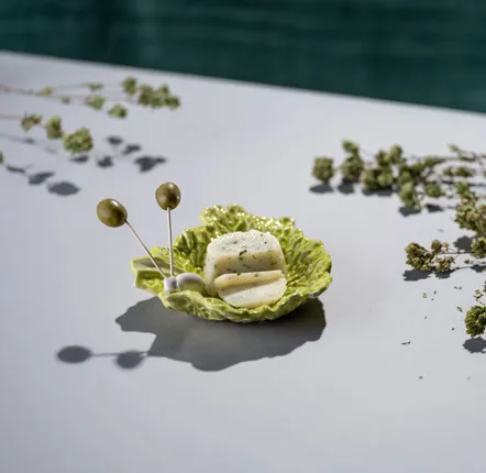 Assiettes au quotidien - La fille aux boucles, aux laitues et aux escargots - Céramique - LABORATÓRIO D'ESTÓRIAS