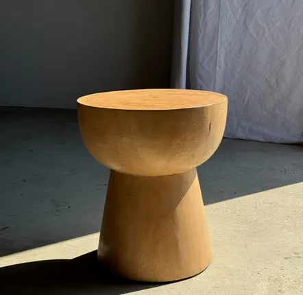 Tabourets - Table d'appoint ou stool plateau demi-sphérique en manguier beige H50 - OFFICE OBJETS