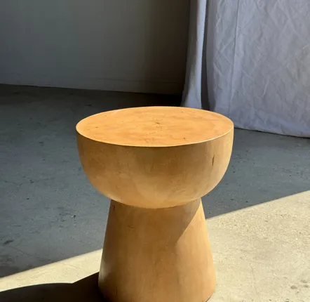 Tabourets - Table d'appoint ou stool plateau demi-sphérique en manguier beige H50 - OFFICE OBJETS