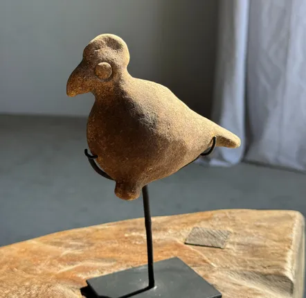 Sculptures, statuettes et miniatures - Petite sculpture de poule en terre cuite sur socle H20 D14 - OFFICE OBJETS