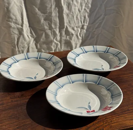 Everyday plates - Set of 3 blue Digoin Sarreguemines soup plates and pink flowers - OFFICE OBJETS