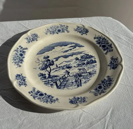 Assiettes de réception - Assiette ancienne en faïence à décor de paysage bleu D24,5 - OFFICE OBJETS