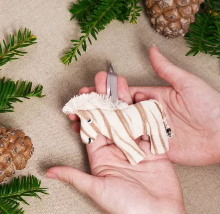 Guirlandes et boules de Noël - Décoration artisanale en forme de zèbre éblouissante - UNHCR/MADE51