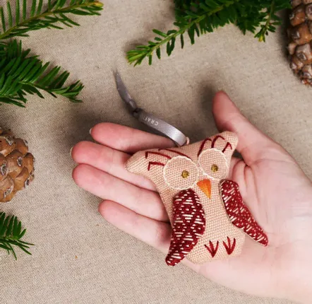 Guirlandes et boules de Noël - Ornement artisanal en forme de hibou mystique - UNHCR/MADE51