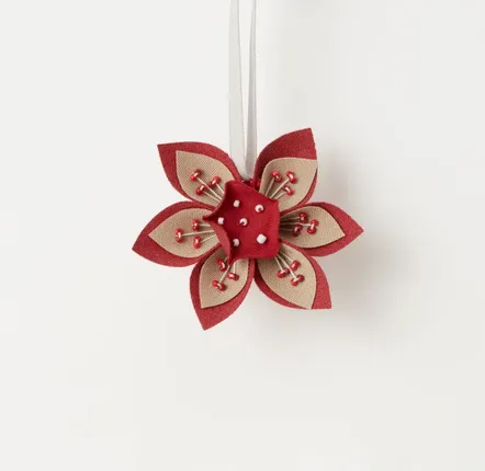 Guirlandes et boules de Noël - Décoration artisanale en forme de fleur de vie - UNHCR/MADE51