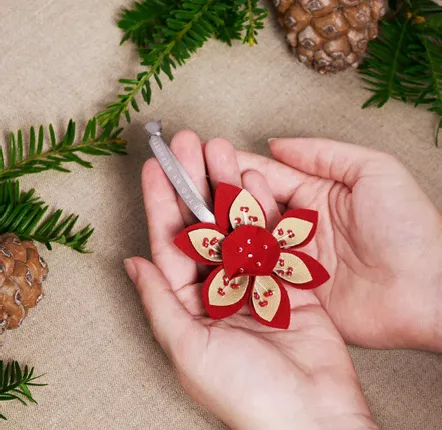Guirlandes et boules de Noël - Décoration artisanale en forme de fleur de vie - UNHCR/MADE51