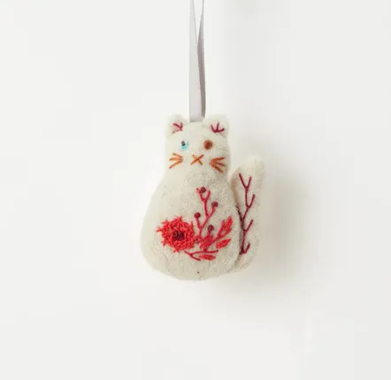 Guirlandes et boules de Noël - Décoration artisanale originale en forme de chat - UNHCR/MADE51