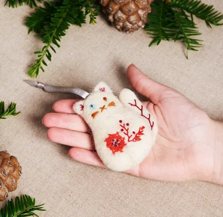 Guirlandes et boules de Noël - Décoration artisanale originale en forme de chat - UNHCR/MADE51