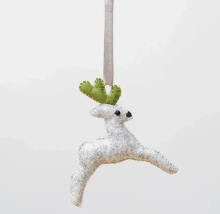 Guirlandes et boules de Noël - Décoration artisanale Dashing Deer - UNHCR/MADE51