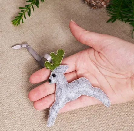 Guirlandes et boules de Noël - Décoration artisanale Dashing Deer - UNHCR/MADE51