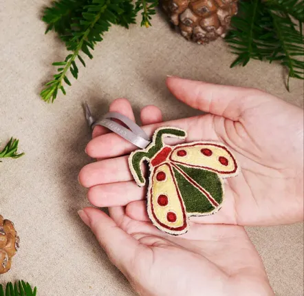 Guirlandes et boules de Noël - Jolie décoration artisanale en forme de coccinelle - UNHCR/MADE51