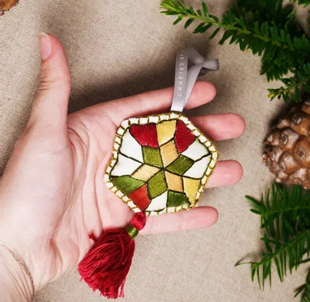 Guirlandes et boules de Noël - Décoration artisanale pour fenêtre d'Alep - UNHCR/MADE51