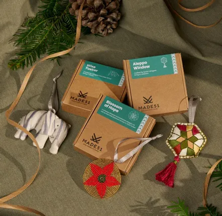 Guirlandes et boules de Noël - Décoration artisanale pour fenêtre d'Alep - UNHCR/MADE51
