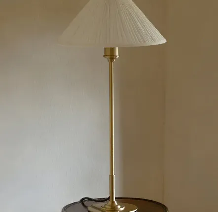 Desk lamps - Cotswold Medium Table Lamp Pleated Alabaster White - Antique Brass - CORSTON ARCHITECTURAL DETAIL