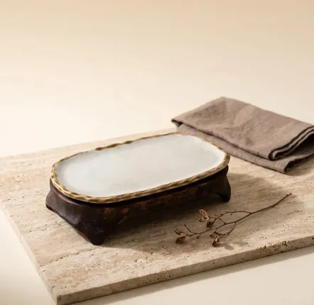 Plats et saladiers - Plat de service ovale en céramique sur socle en bois - DASTHAA