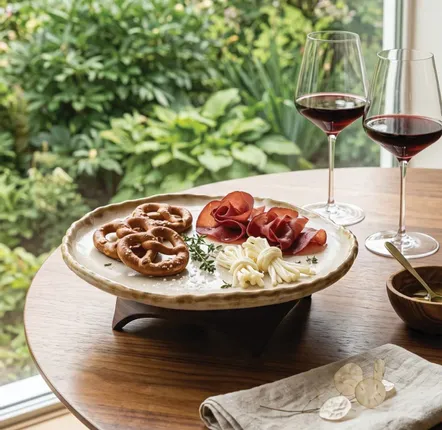 Plats et saladiers - Plat de service sur pied en céramique avec socle en bois - DASTHAA