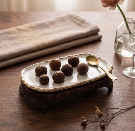 Plats et saladiers - Plat de service ovale en céramique sur socle en bois - DASTHAA