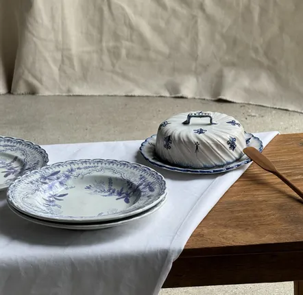 Plats et saladiers - Cloche à fromage en céramique à décor de fleurs de lys H7 D19 - OFFICE OBJETS