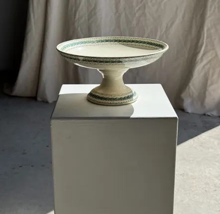 Plats et saladiers - Plat à piédouche en faïence frises végétales vertes H12 D24 - OFFICE OBJETS