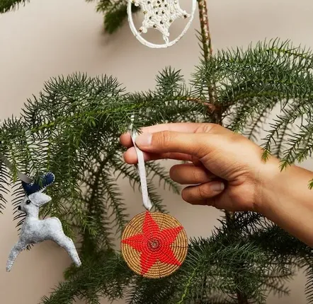 Christmas garlands and baubles - Hand Beaded Blossom of Hope Christmas Ornament - MADE51 - UNHCR