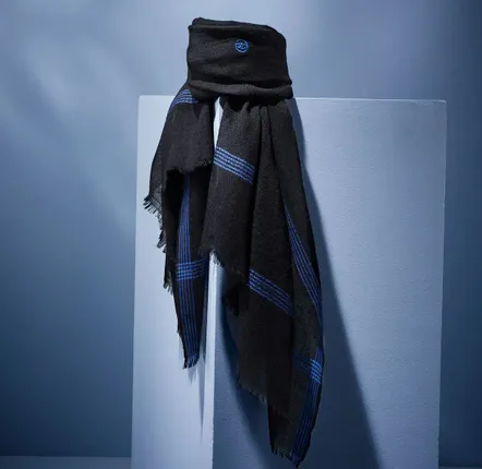 Foulards et écharpes - ÉCHARPE HOMME DYRHOLAEY — UNI NOIR LISERÉ BLEU EN LAINE - AV08 PARIS