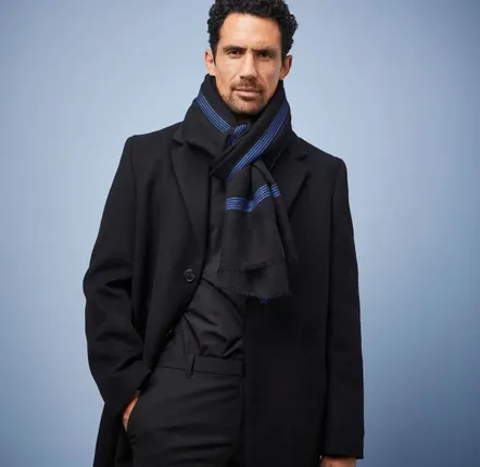 Foulards et écharpes - ÉCHARPE HOMME DYRHOLAEY — UNI NOIR LISERÉ BLEU EN LAINE - AV08 PARIS